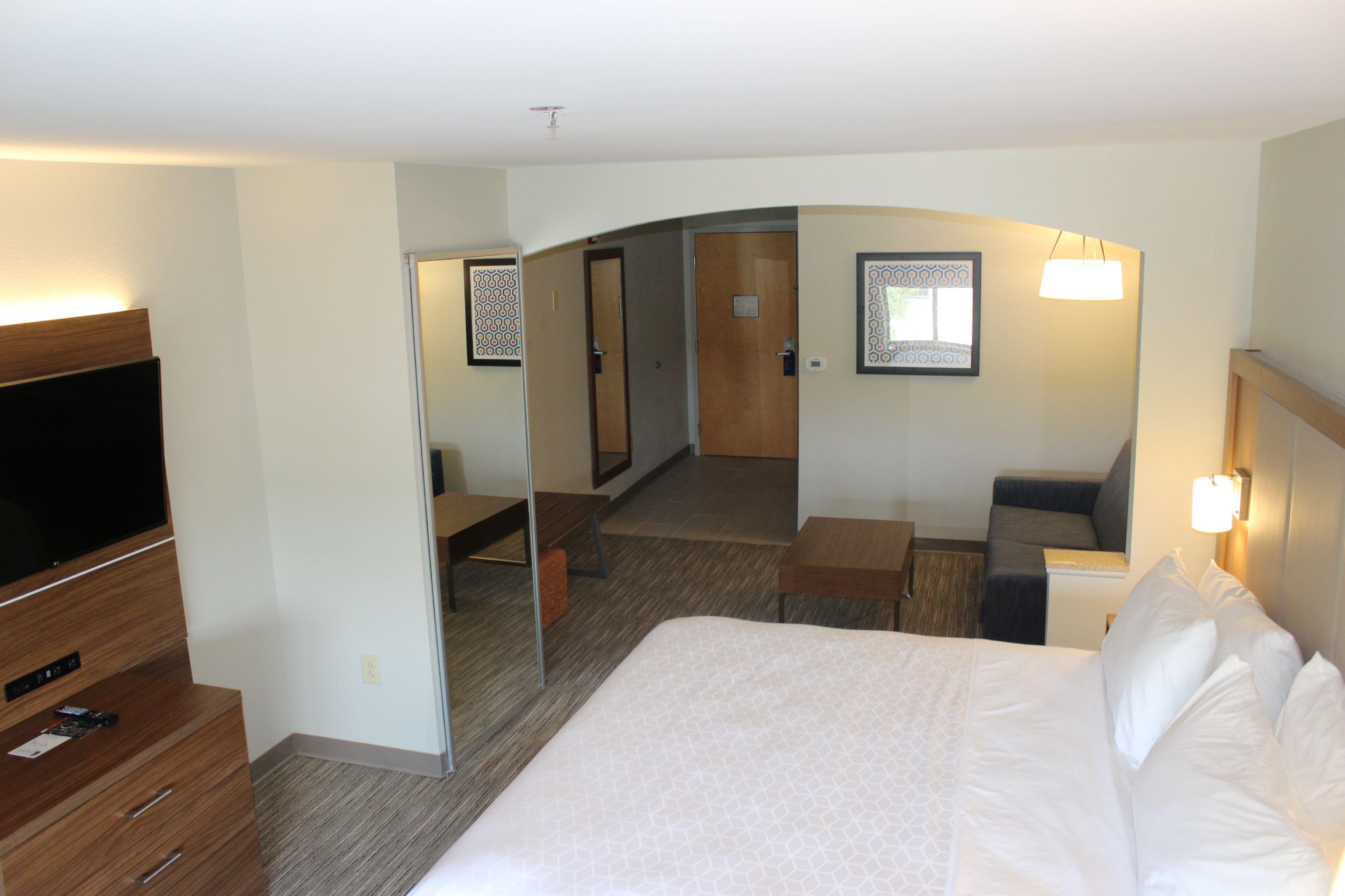 Holiday Inn Express Forest City By Ihg Экстерьер фото