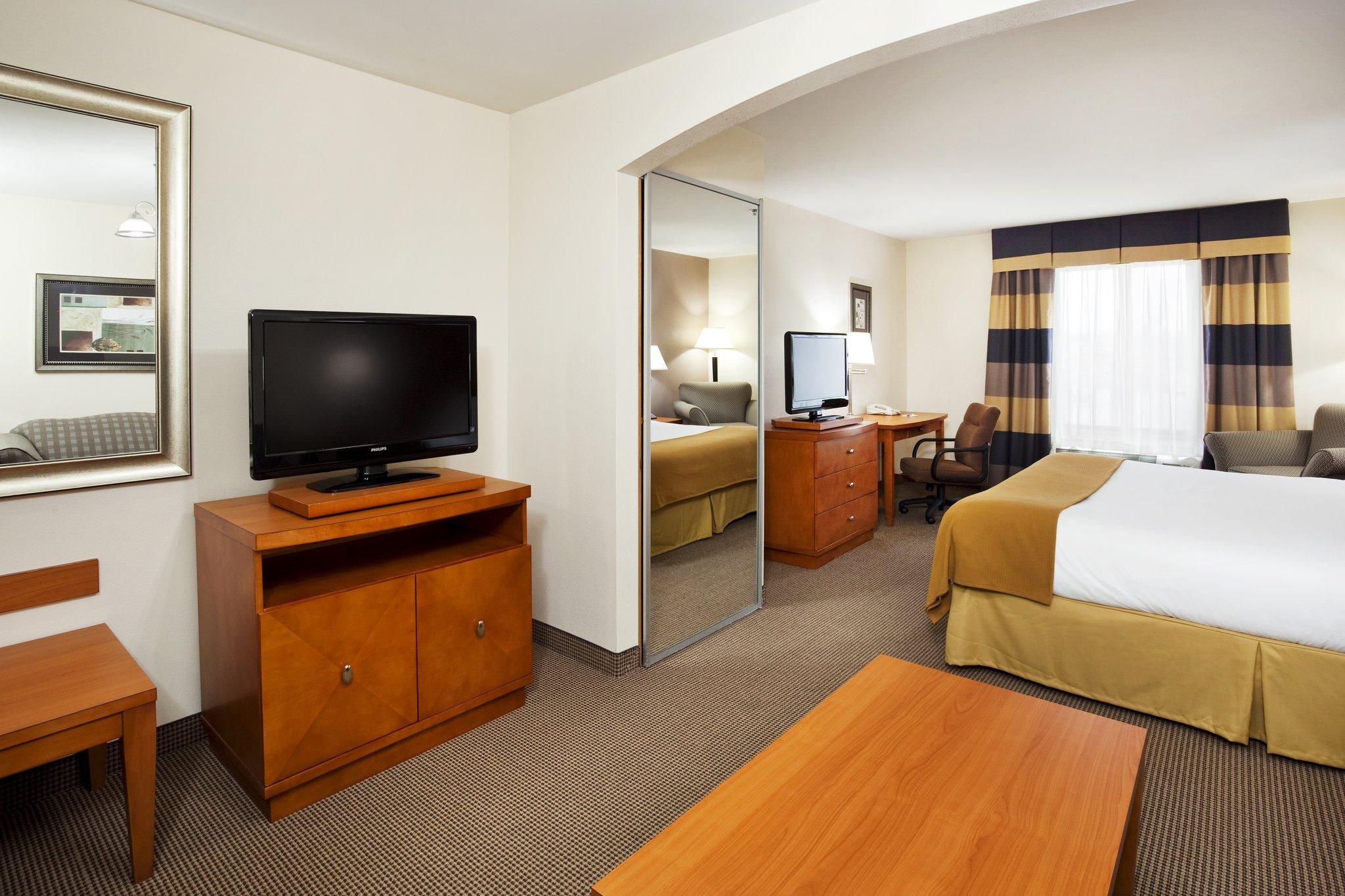 Holiday Inn Express Forest City By Ihg Номер фото