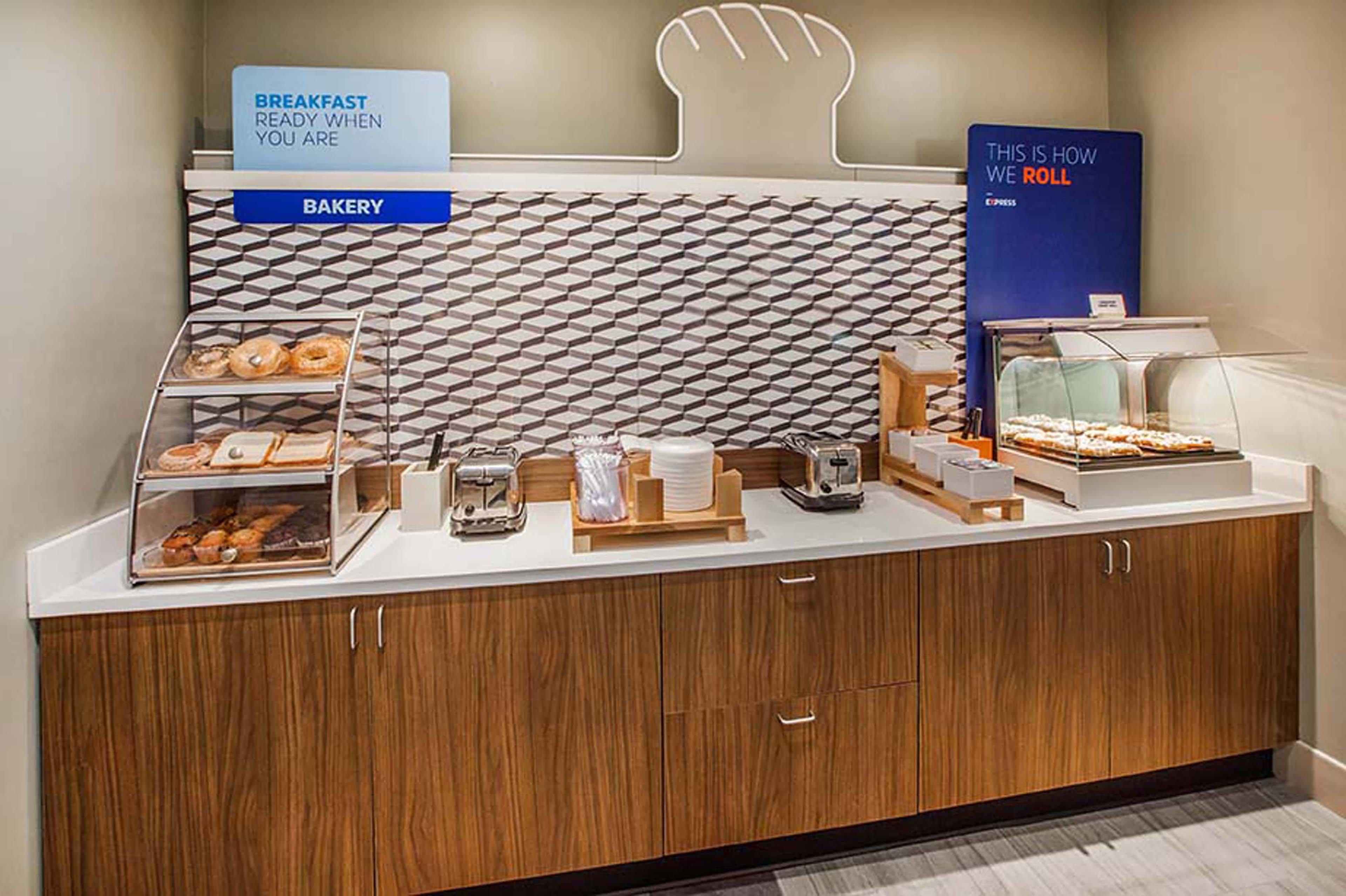 Holiday Inn Express Forest City By Ihg Экстерьер фото