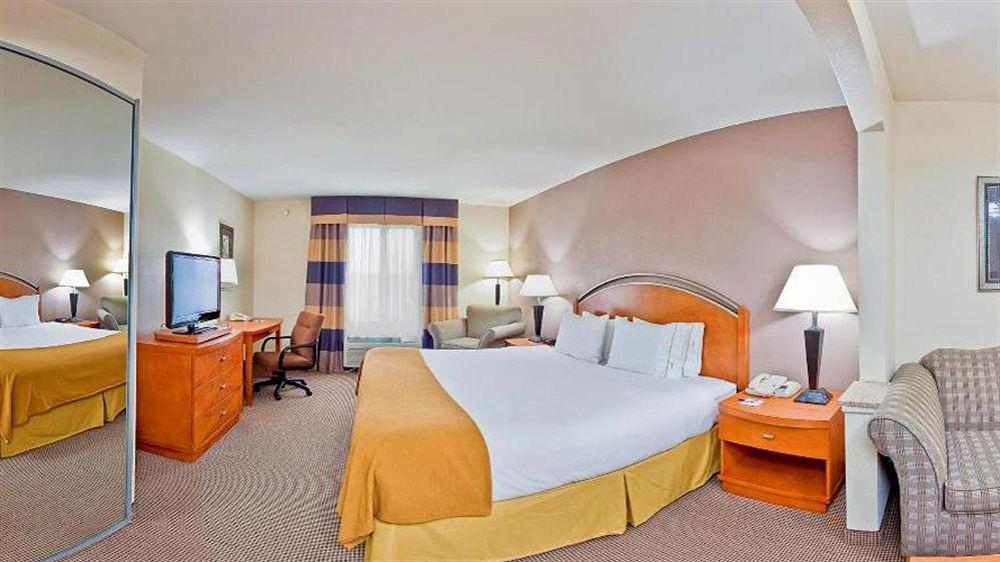 Holiday Inn Express Forest City By Ihg Экстерьер фото