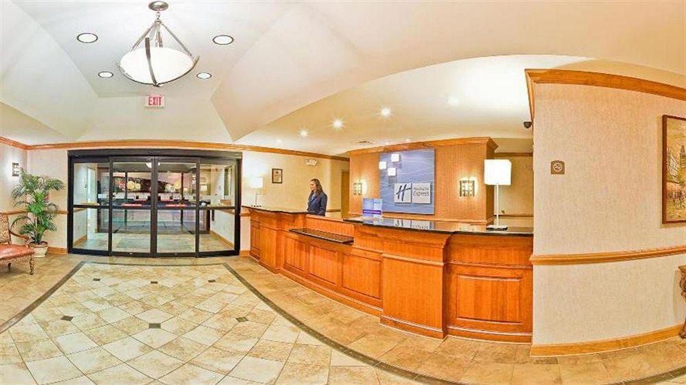 Holiday Inn Express Forest City By Ihg Экстерьер фото