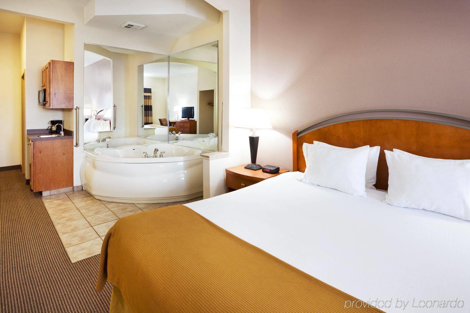 Holiday Inn Express Forest City By Ihg Номер фото
